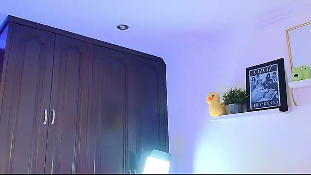 Snapshot of _TiniWild chatting on November 24, 2025, 1:00 pm TiniWild online show from November 24, 2025, 1:00 pm