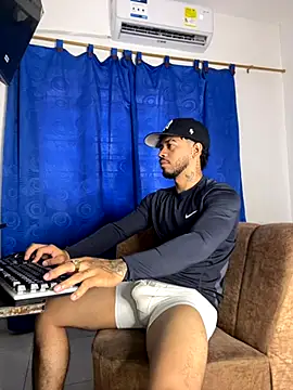 Snapshot of Kylian_Alessandro chatting on October 31, 2025, 12:02 pm Kylian Alessandro online show from October 31, 2025, 12:02 pm