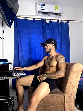 Snapshot of Kylian_Alessandro chatting on January 5, 2026, 6:11 pm Kylian Alessandro online show from January 5, 2026, 6:11 pm