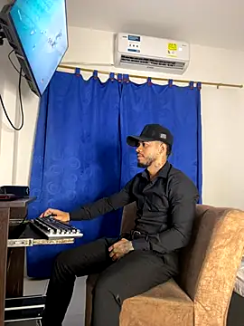 Snapshot of Kylian_Alessandro chatting on December 15, 2025, 10:48 pm Kylian Alessandro online show from December 15, 2025, 10:48 pm