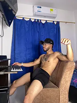 Snapshot of Kylian_Alessandro chatting on January 7, 2026, 12:43 pm Kylian Alessandro online show from January 7, 2026, 12:43 pm