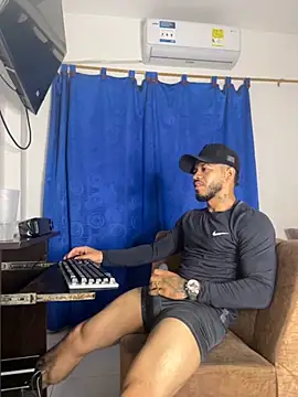 Snapshot of Kylian_Alessandro chatting on December 1, 2025, 12:39 pm Kylian Alessandro online show from December 1, 2025, 12:39 pm