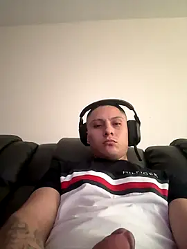 Snapshot of Feloh95 chatting on October 14, 2025, 8:53 pm Feloh95 online show from October 14, 2025, 8:53 pm