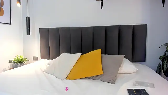 AilanaCortes online show from October 31, 2025, 12:02 pm