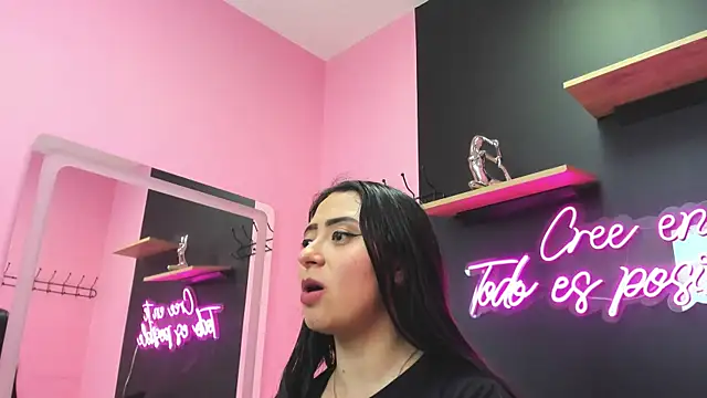 Snapshot of JuliethCruz_ chatting on December 16, 2025, 7:40 pm JuliethCruz online show from December 16, 2025, 7:40 pm