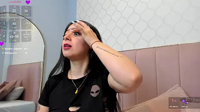 JuliethCruz  online show from April 18, 2026, 7:58 pm