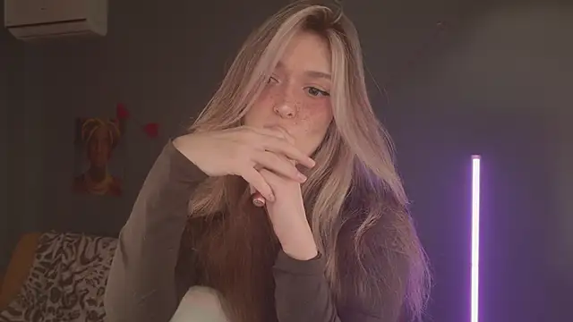 Snapshot of BellaSink chatting on April 14, 2026, 5:34 am BellaSink online show from April 14, 2026, 5:34 am