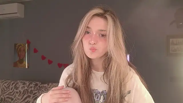 Snapshot of BellaSink chatting on March 21, 2026, 8:19 am BellaSink online show from March 21, 2026, 8:19 am