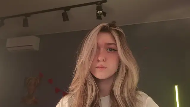 Snapshot of BellaSink chatting on April 15, 2026, 6:08 am BellaSink online show from April 15, 2026, 6:08 am