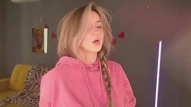 Snapshot of BellaSink chatting on March 18, 2026, 5:32 am BellaSink online show from March 18, 2026, 5:32 am