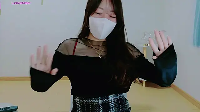 TSUKI circle online show from December 18, 2025, 2:32 pm