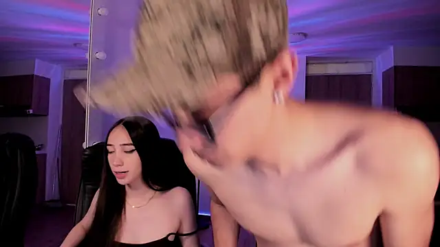 Snapshot of Mikeyvioleta_ chatting on December 13, 2025, 11:44 pm Mikeyvioleta online show from December 13, 2025, 11:44 pm