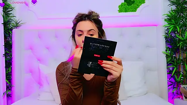 AriannaSins online show from December 3, 2025, 1:21 pm