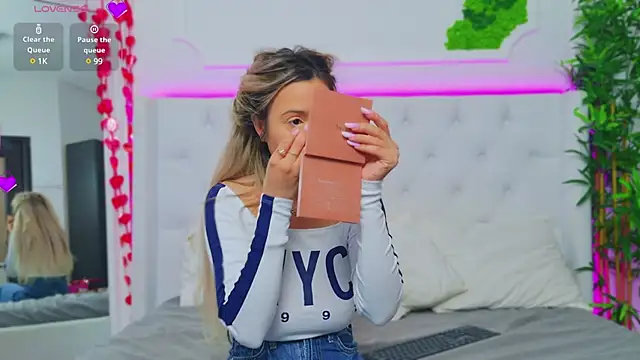 Snapshot of AriannaSins chatting on March 20, 2025, 1:15 pm AriannaSins online show from March 20, 2025, 1:15 pm