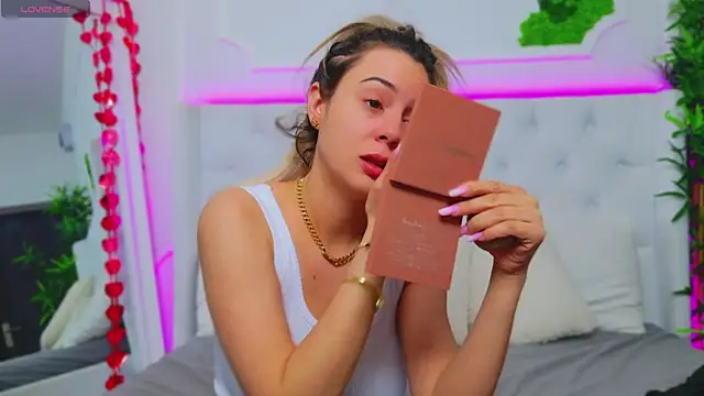 Snapshot of AriannaSins chatting on March 22, 2025, 5:39 am AriannaSins online show from March 22, 2025, 5:39 am