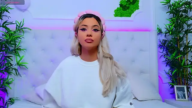 Snapshot of AriannaSins chatting on October 1, 2025, 12:31 pm AriannaSins online show from October 1, 2025, 12:31 pm