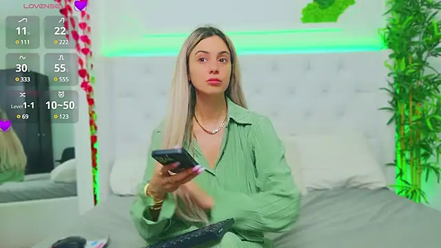 Snapshot of AriannaSins chatting on March 18, 2025, 1:44 pm AriannaSins online show from March 18, 2025, 1:44 pm