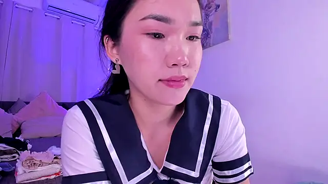 Snapshot of Divine_Madeleine chatting on May 13, 2026, 6:09 am Divine Madeleine online show from May 13, 2026, 6:09 am