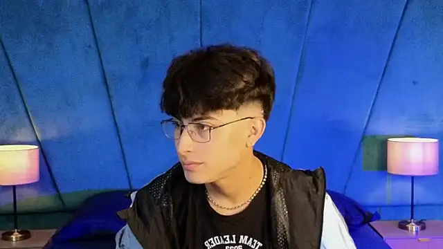 Aaron Eze online show from November 26, 2025, 10:32 pm