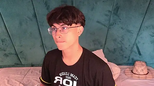 Aaron Eze online show from April 4, 2026, 7:53 pm