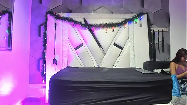 Snapshot of NicollAndJulian chatting on December 2, 2025, 12:40 pm NicollAndJulian online show from December 2, 2025, 12:40 pm