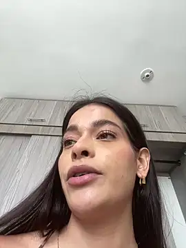 Esmeraldalcl online show from November 18, 2025, 7:39 pm