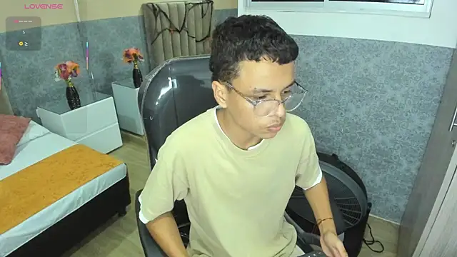 Xavier Fox    online show from October 31, 2025, 4:09 am