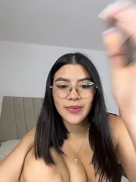 Snapshot of Julietalcl chatting on February 28, 2026, 12:10 am Julietalcl online show from February 28, 2026, 12:10 am