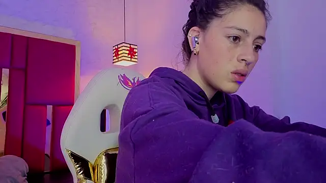 Snapshot of moon_winy chatting on April 15, 2026, 11:38 am moon winy online show from April 15, 2026, 11:38 am