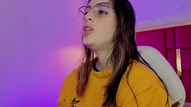 Snapshot of moon_winy chatting on April 18, 2026, 11:45 am moon winy online show from April 18, 2026, 11:45 am
