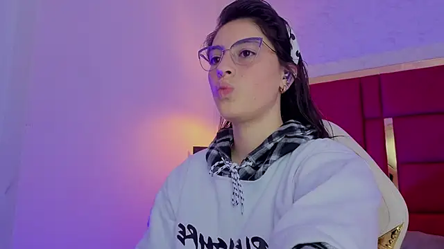 Snapshot of moon_winy chatting on April 16, 2026, 11:33 am moon winy online show from April 16, 2026, 11:33 am