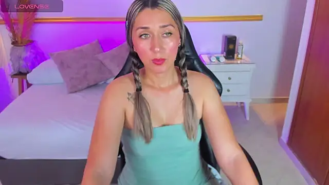 Snapshot of karlyy_ chatting on November 4, 2025, 7:17 pm karlyy online show from November 4, 2025, 7:17 pm