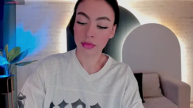 ChristineFord  online show from October 30, 2025, 12:47 pm