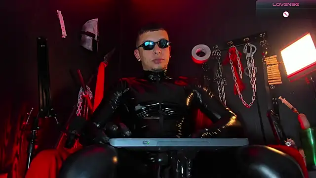 Snapshot of Master_Connor_BDSM chatting on May 7, 2026, 10:46 pm Master Connor BDSM online show from May 7, 2026, 10:46 pm