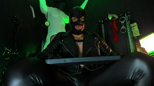 Snapshot of Master_Connor_BDSM chatting on April 22, 2026, 10:16 pm Master Connor BDSM online show from April 22, 2026, 10:16 pm
