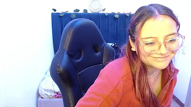 Red Lola  online show from October 29, 2025, 1:10 pm