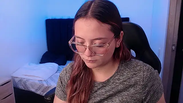 Red Lola  online show from November 5, 2025, 1:58 pm