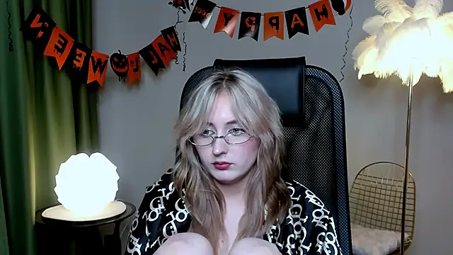 ScarlettScril online show from October 23, 2025, 1:21 pm