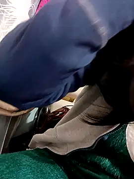 Vanshika1432 online show from December 4, 2025, 7:40 am