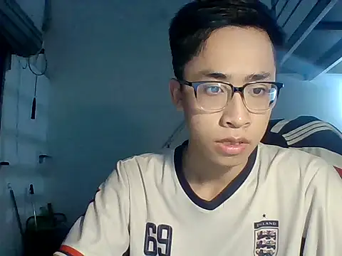 liamhn2k4 online show from October 29, 2025, 2:38 pm