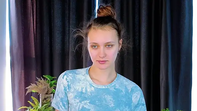 Snapshot of FoxFever chatting on November 3, 2025, 6:51 am FoxFever online show from November 3, 2025, 6:51 am