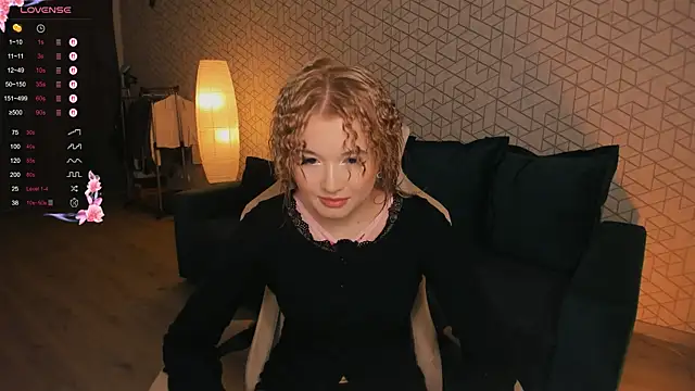 NayaValen online show from November 10, 2025, 3:22 am