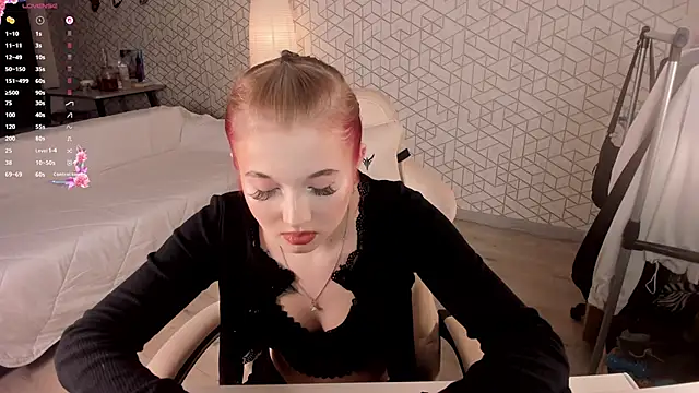 NayaValen online show from December 16, 2025, 3:44 am