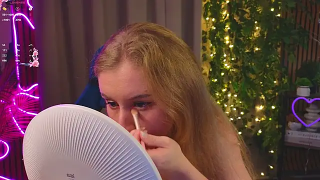 Snapshot of PriscillaPowell chatting on December 19, 2025, 9:28 pm PriscillaPowell online show from December 19, 2025, 9:28 pm