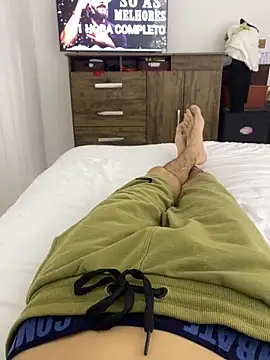 leozin01 online show from November 2, 2025, 9:53 pm