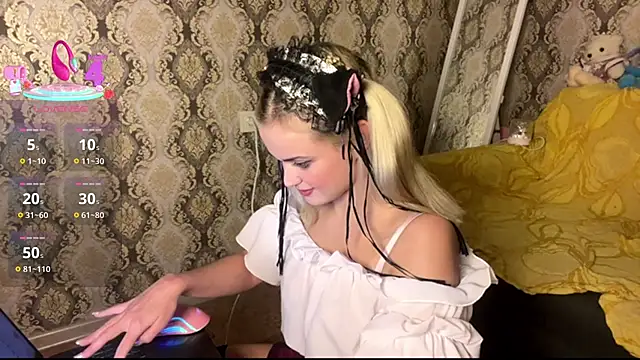 Mirabella333 online show from November 4, 2025, 10:13 pm