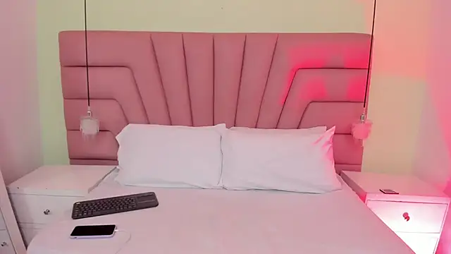 Coral Jhones online show from December 17, 2025, 8:36 pm