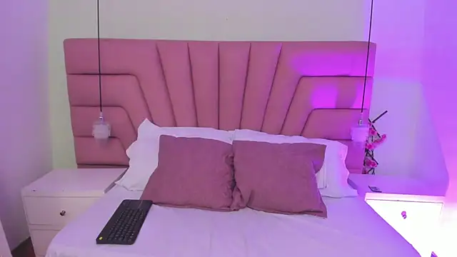 Coral Jhones online show from December 14, 2025, 5:13 am