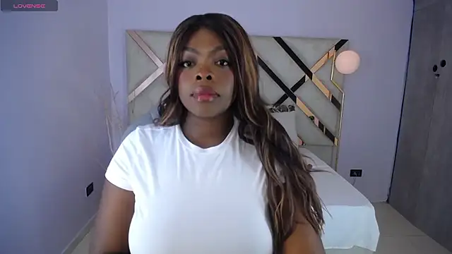 Snapshot of Maiacharris_ chatting on February 3, 2026, 12:32 pm Maiacharris online show from February 3, 2026, 12:32 pm