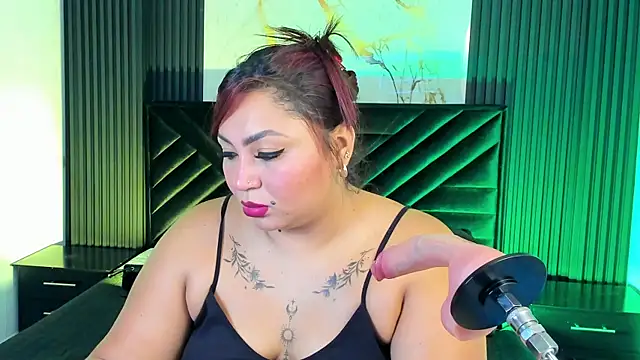 Snapshot of Halleyrosse chatting on October 24, 2025, 12:04 pm Halleyrosse online show from October 24, 2025, 12:04 pm